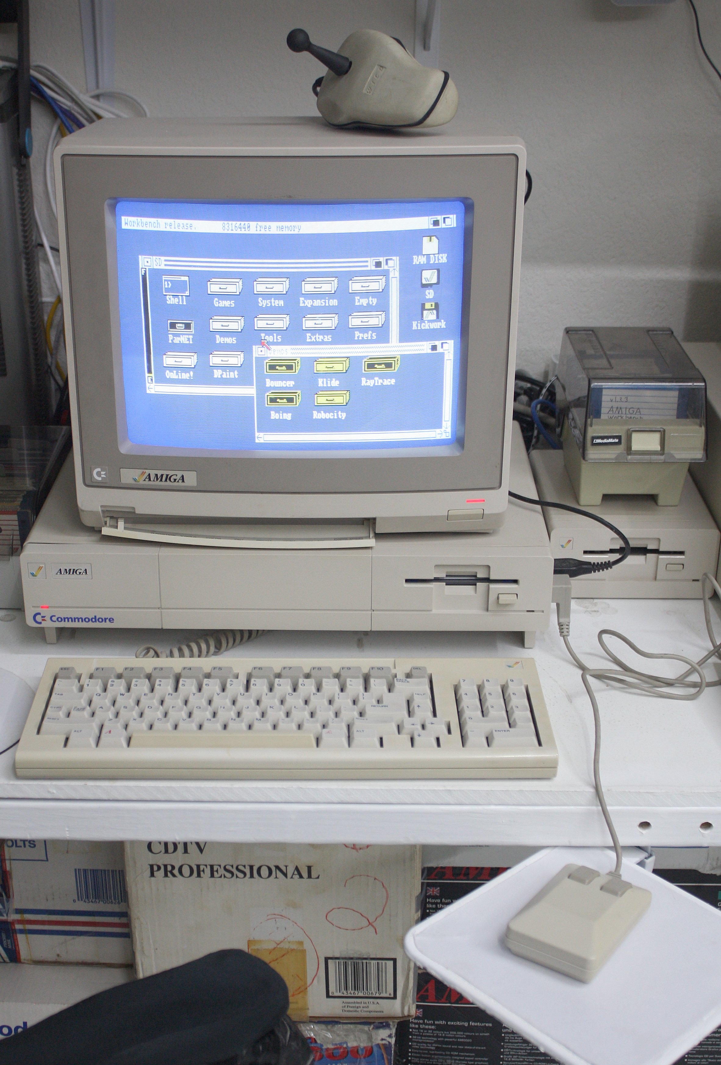 amiga1000mineOnDeskParceiro.jpg