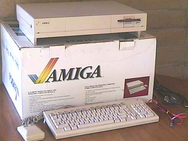 amiga1000onbox.jpg