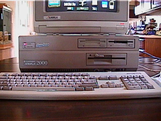 amiga2000nKeyboardOnTable.jpg