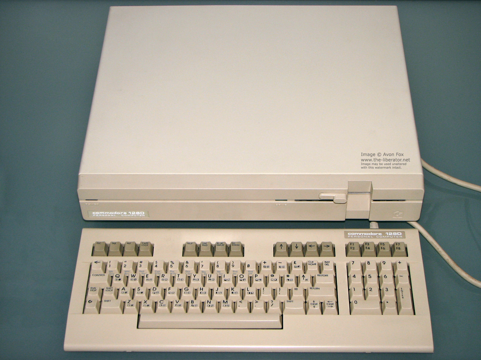 Commodore-128D-001.JPG