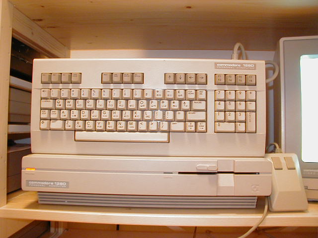 c128DwKeyboardFacing.jpg