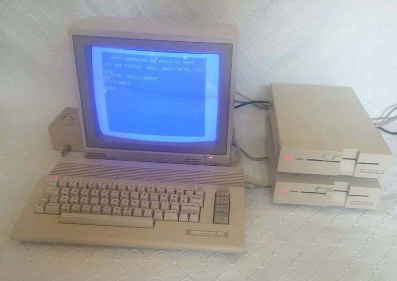 c64cMonitorW1571sOnWhiteFuzzynice.jpg