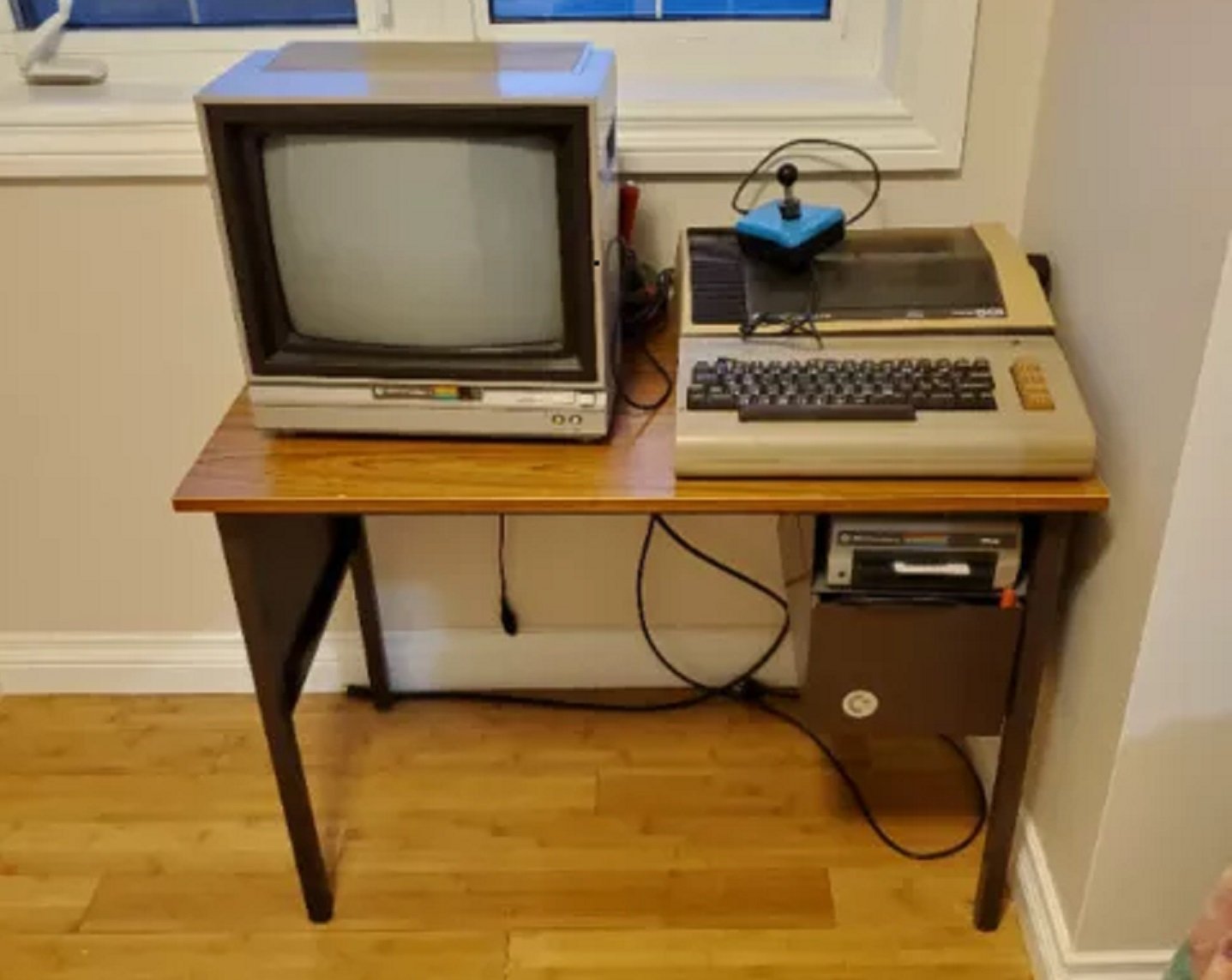 deskWithC64.jpg