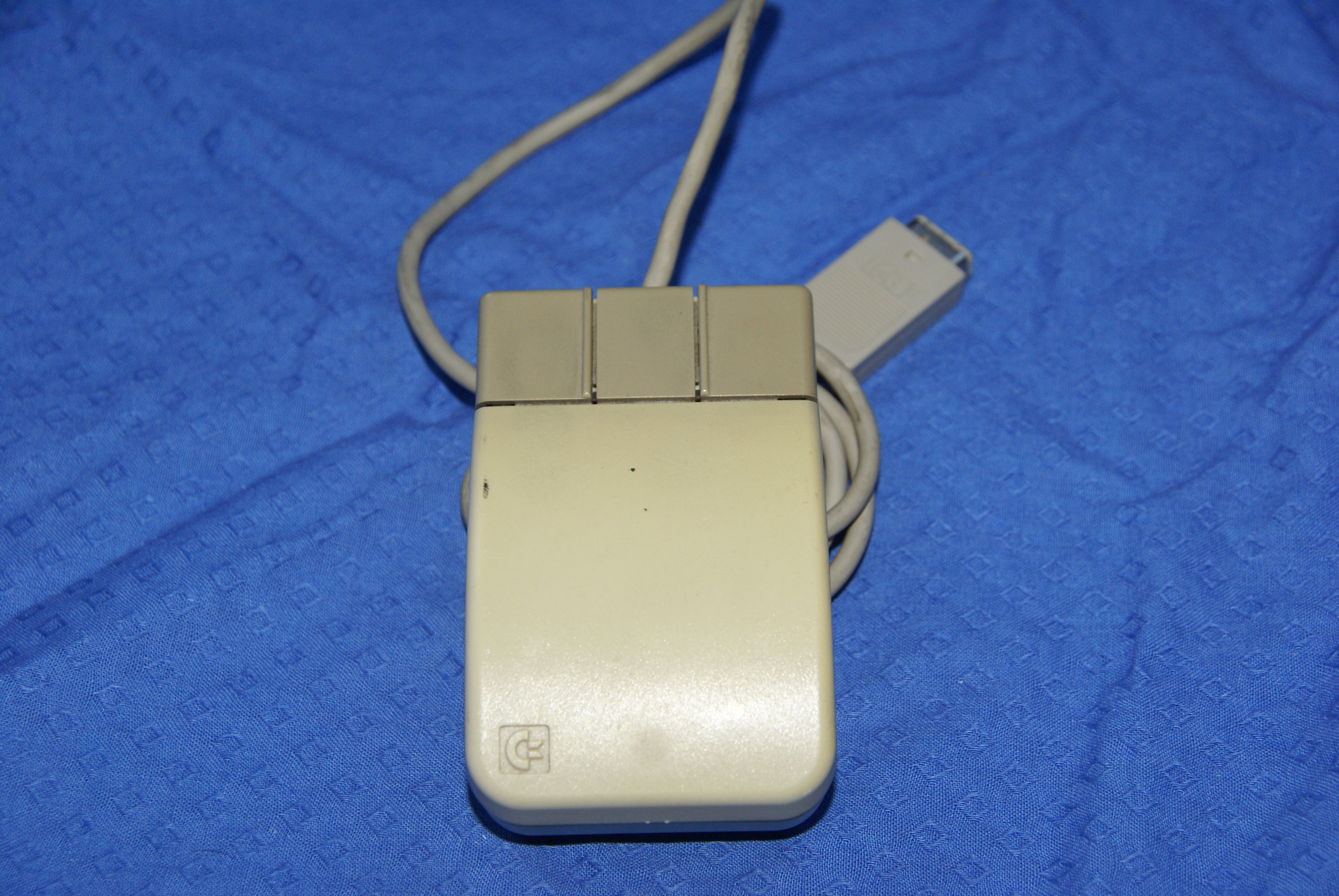 a3kUX01mouseTop.jpg